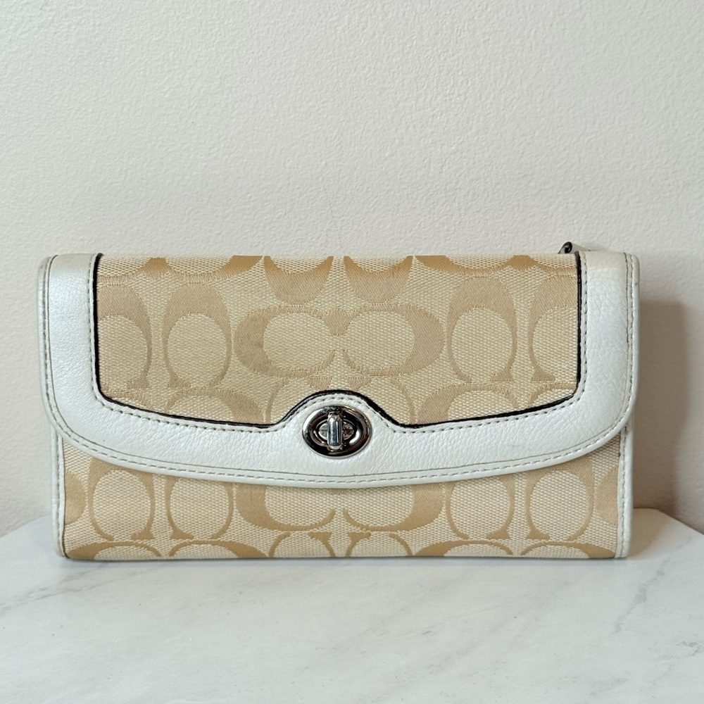🔥Coach Tan and White Women's Clutch🔥